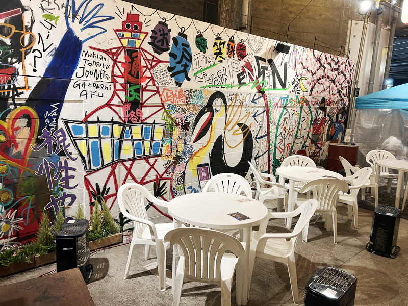 ナニワフードガレージ　飲食スペース