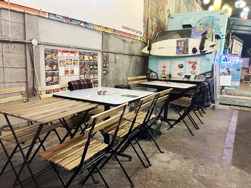 ナニワフードガレージ　飲食スペース