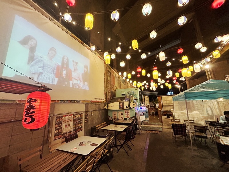 ナニワフードガレージ　飲食スペース