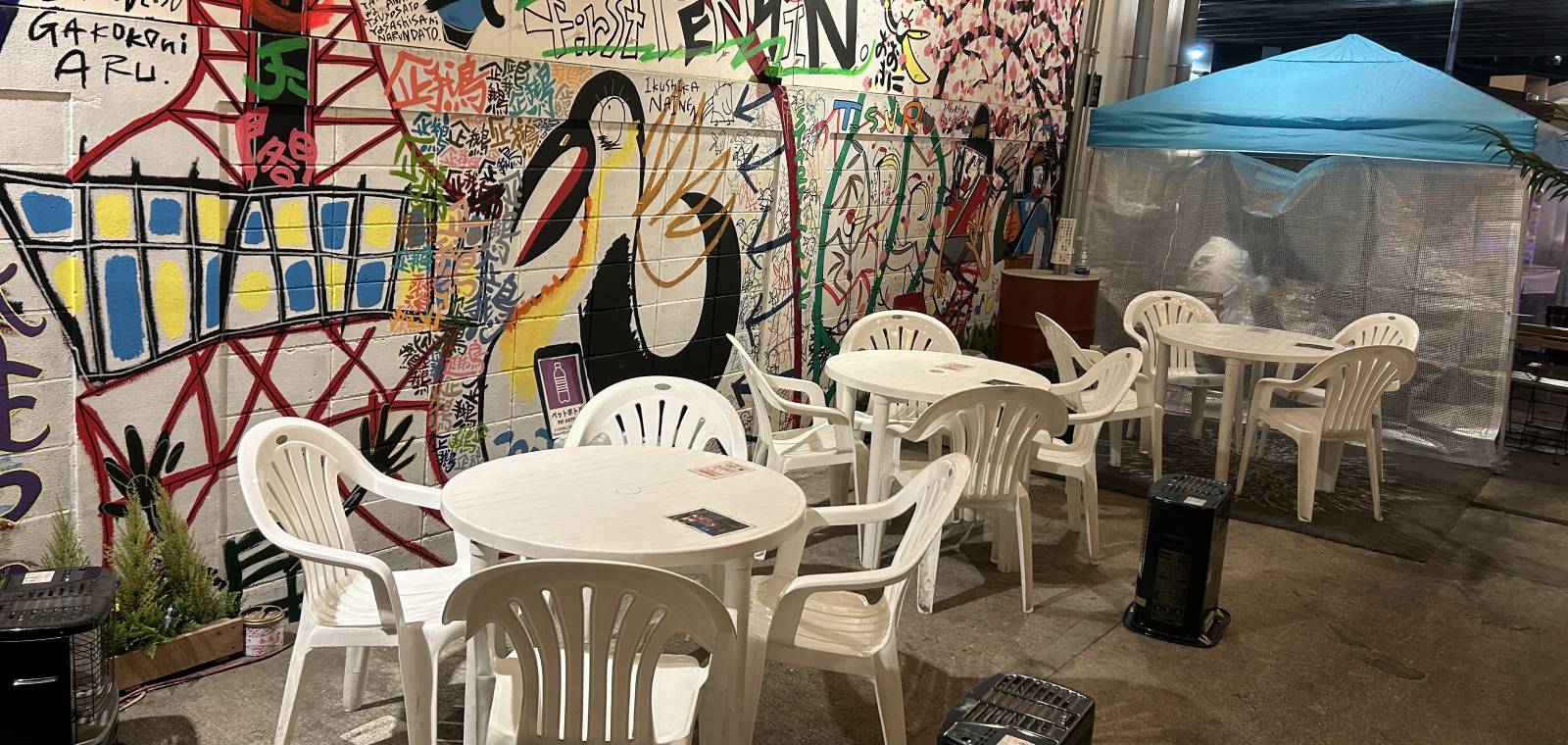 新今宮で屋台ならナニワフードガレージの飲食コーナー